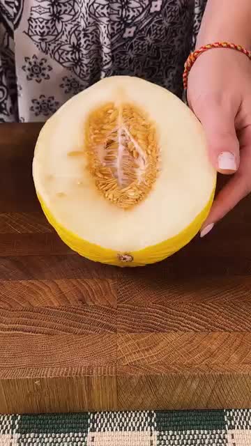 💡 Необычный освежающий салат из арбуза, дыни и огурца ❗ Он получается очень насыщенным и нежным смотреть онлайн