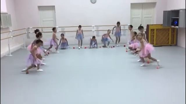 Наши девочки - будущие балерины смотреть онлайн