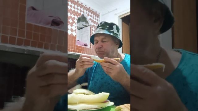 На десерт у меня, дыня и слойка с грушевой начинкой. Пр? смотреть онлайн