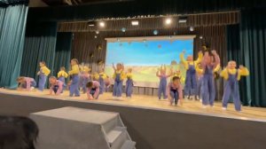 По полям по полям синий трактор едет к вам