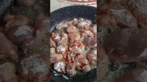 Куриная печень жареная в муке с луком
