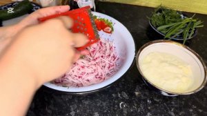 Летний салат из редиски и огурцов со сметаной — прост?