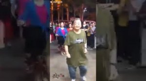 Танцуют китайские бабушки.