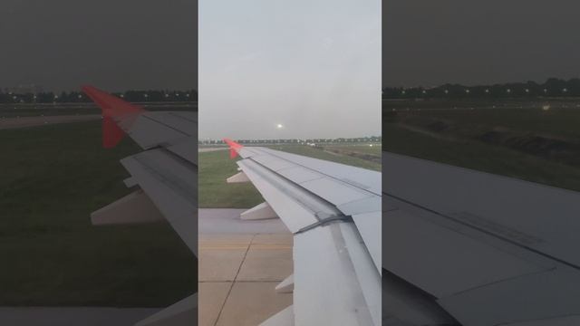 Полёт на самолёте# взлёт,перед взлетом,крыло самолёта смотреть онлайн