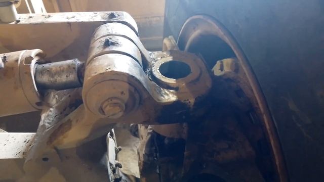Замена рулевых шкворней и втулок CAT 150 смотреть онлайн