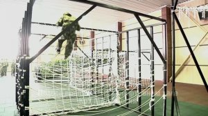 Полоса препятствий в спортзале.