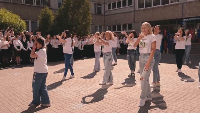 Танец родителей выпускникам на последнем звонке