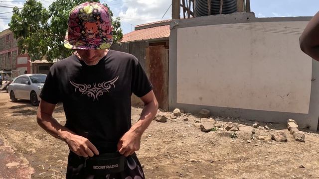 БЕЛЫЙ СРЕДИ ЧЁРНЫХ С ШОКОЛАДНОЙ ПОДРУГОЙ АФРИКАНКОЙ / АРЕНДА ЖИЛЬЯ 60$ в НАЙРОБИ смотреть онлайн