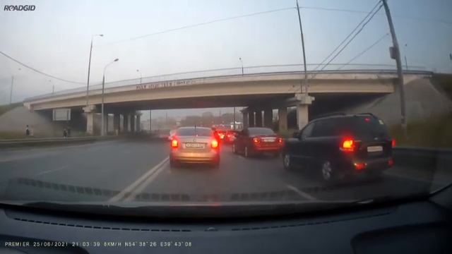 Таксист едет по встречке