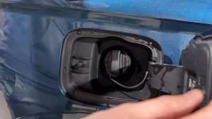 Что делать примерз-не открывается лючок бензобака? Ав?