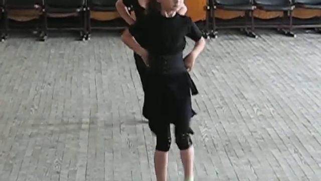 вика танцует