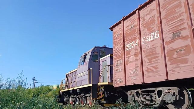 ТГМ23-1854 с двумя крытыми вагонами на Станции Оскемен-1 смотреть онлайн