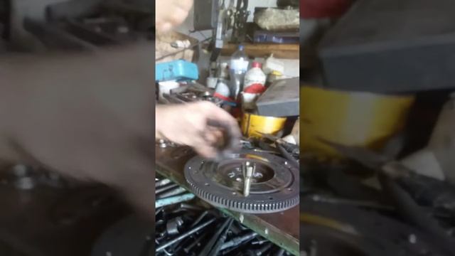 снятие направляющих маховика без сквозных отверстий