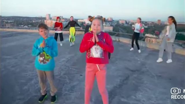 Поем песню звук поставим на всю