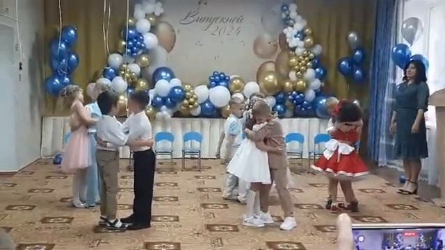 Танец на выпускной " Обнимашки" смотреть онлайн