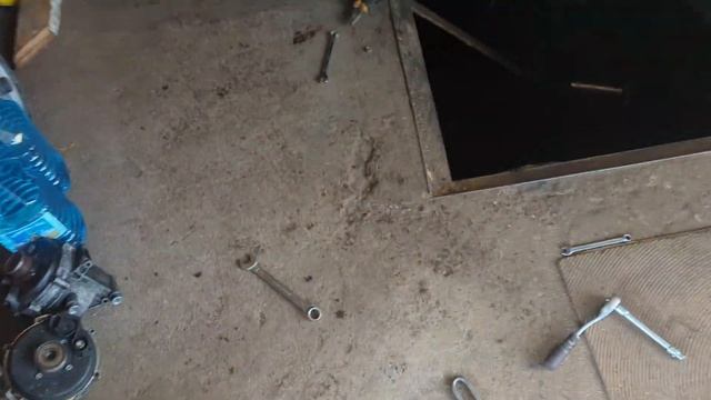 Замена радиатора и тросика ручника на Mercedes-Benz W124 300D смотреть онлайн