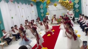 Танец с игрушками на выпускной в детском саду