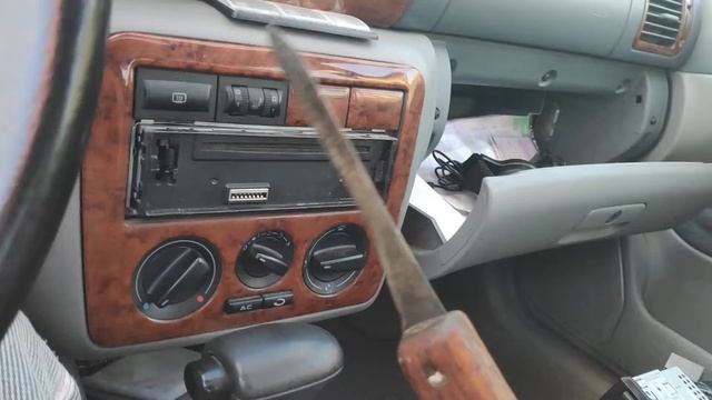 Демонтаж магнитолы Kenwood-pioneer при помощи ножа в SkodaOctavia Sl