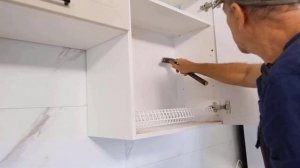 как установить полки для посуды в кухонном шкафчике П