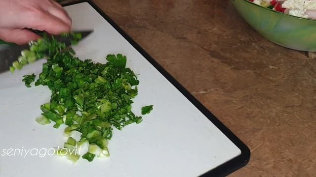 Весенний салат. Салат с кисломолочным сыром и овощами.