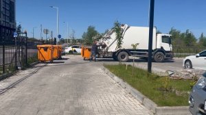 Как работает мусоровоз #мусоровоз #trashtruck #техника #мусор #контейнер #trash #truck 22-05-2025