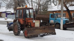 Трактор Т-25А с коммунальным оборудованием КО-718. Подметание тротуаров.