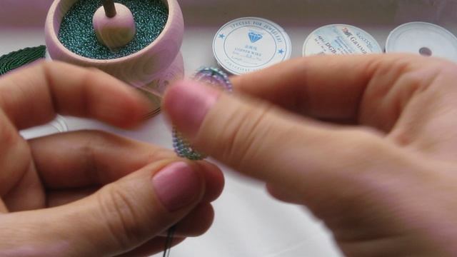 БИСЕРОПЛЕТЕНИЕ ДЛЯ НАЧИНАЮЩИХ, урок 3 - Прошивка лепестка смотреть онлайн