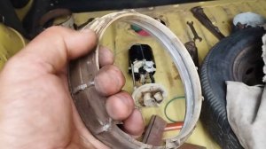 Как открутить гайку бензонасоса на бензобаке легково?