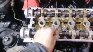 Устанавливливаем распредвалы и сальники двигатель F14D