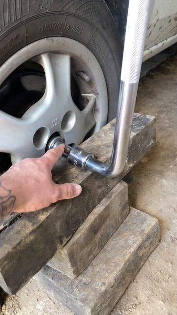 Як відкрутити гайку ступиці / шруса Fiat Doblo 223 1.9 Jtd #mechanic #