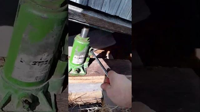 выравниваю дом домкратом