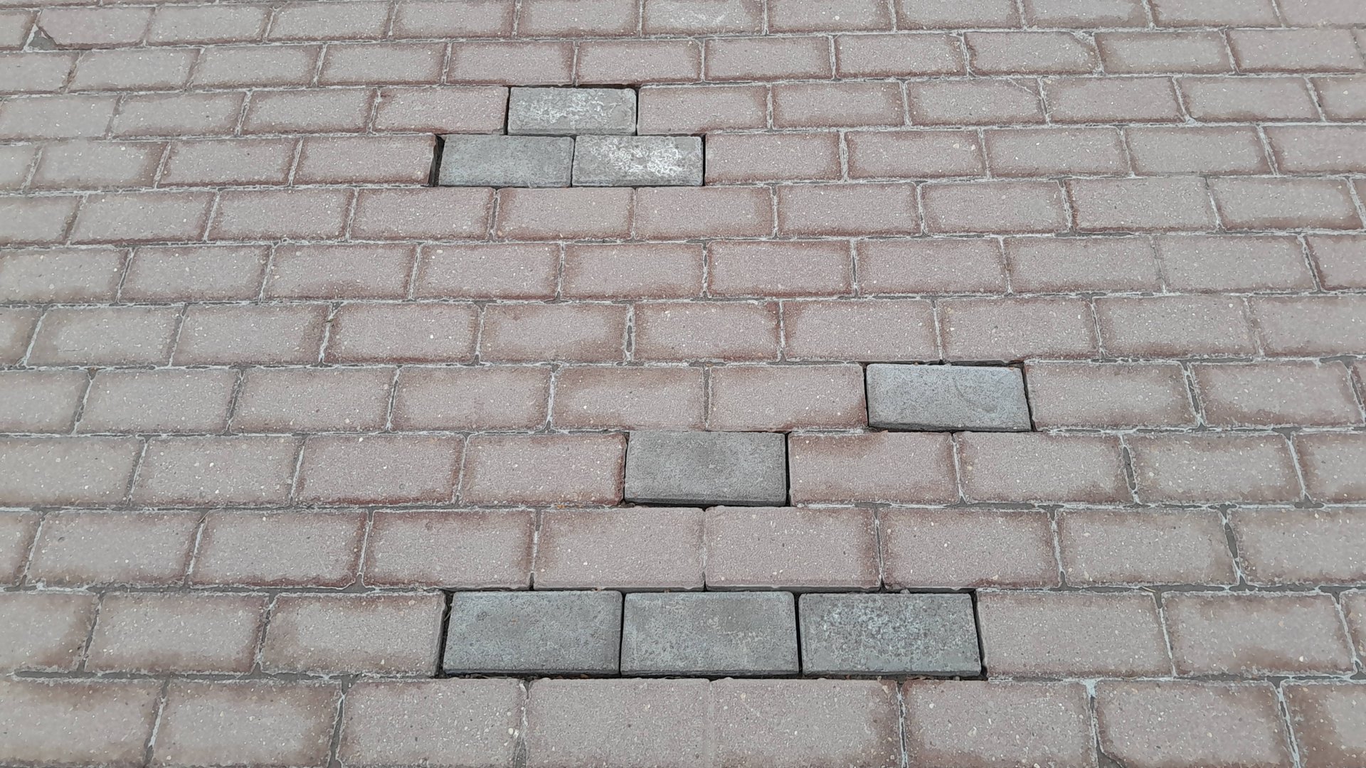 Ремонт покрытия из тротуарной плитки на городском обьекте. Так делать не надо!