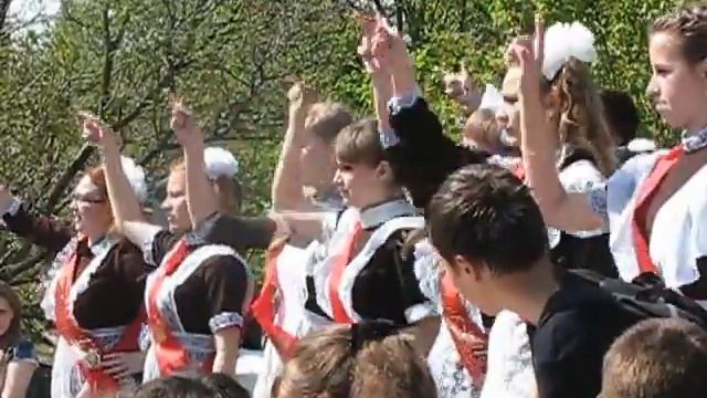 Последний звонок в Вахрушах - танец выпускников смотреть онлайн