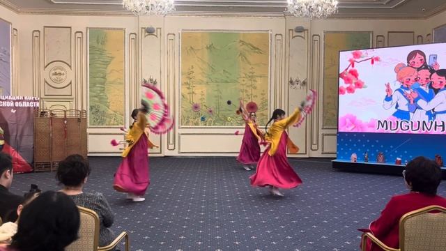 Корейский танцевальный ансамбль «Mugunhua». Танец с веера