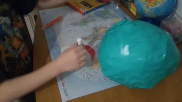 Пиньята своими руками. Просто и быстро. Простейшая пиньята с конфетами руками ребёнка. смотреть онлайн