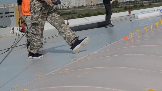 Сварка ПВХ мембраны на плоской кровле смотреть онлайн