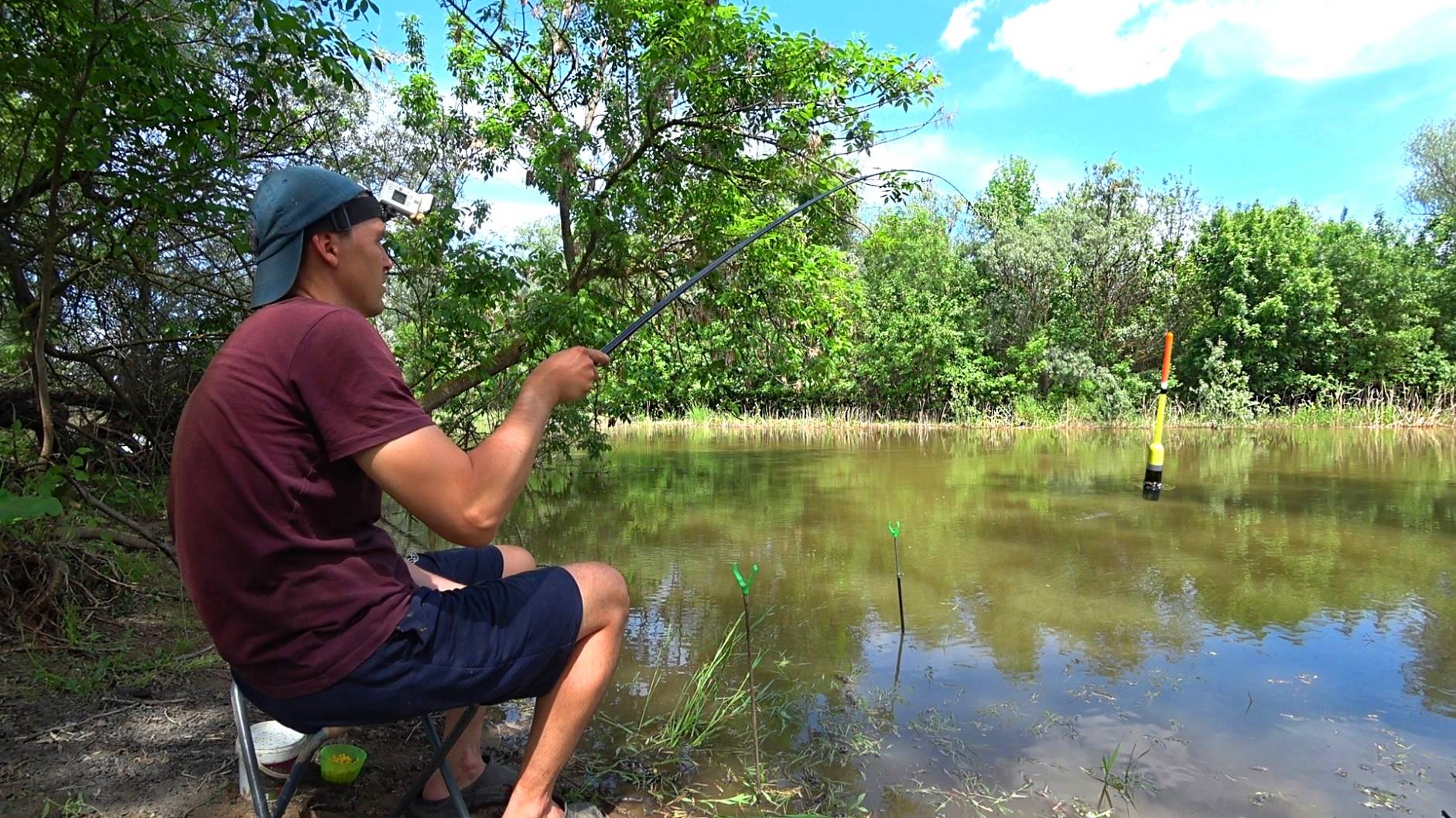 С НЕЙ БЕЗ РЫБЫ НЕ УЙДЁШЬ. КУЧА РЫБЫ ИДЁТ НА НЕРЕСТ. Весенняя рыбалка на поплавок. Поплавочная удочка смотреть онлайн