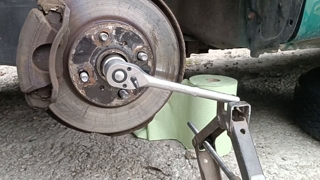 Как открутить гайку ступицы? А легко! смотреть онлайн