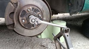 Как открутить гайку ступицы? А легко!