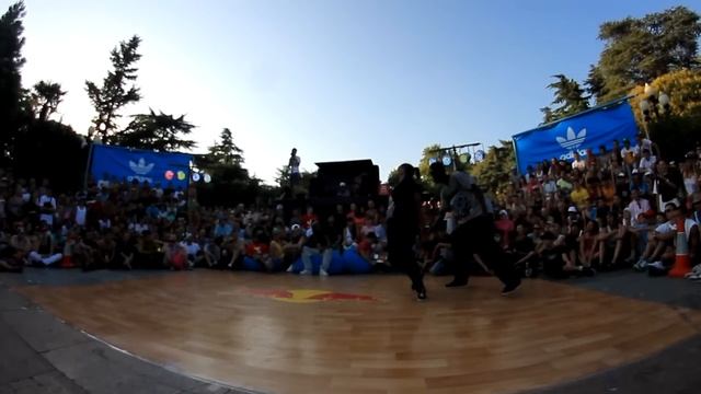 3 КРИСТИ VS ТОЛУ (Yalta Summer Jam 2012) HIPHOP 1 vs 1 by BOOMBOX TV смотреть онлайн