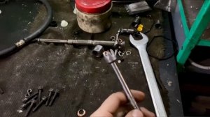 Как достать шайбу из под форсунки  Застряла шайба что ?