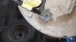 как менять трос ручника на ваз 2104