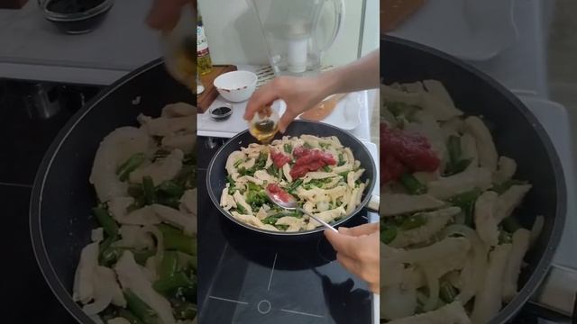 Курица со стручковой фасолью в соево-томатном соусе