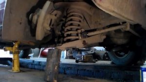 Разборка передка ВАЗ: снятие пружины и нижнего рычага.