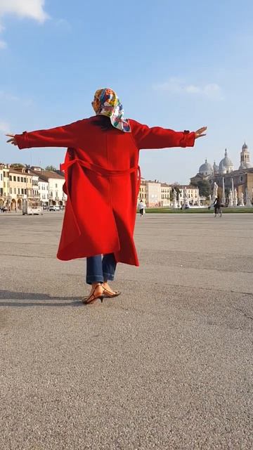 Италия Жасмин помолилась за хейтеров в платочке от Herme смотреть онлайн