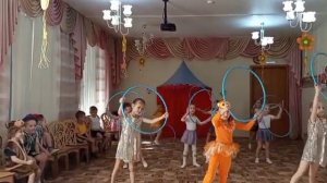 Танец с обручами в детском садике. Танец девочек цирко