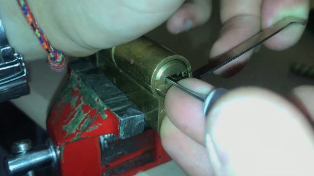 (13)Открыть личинку замка MUL-T-LOCK.Open Lock MUL-T-LOCK. Москва и По? смотреть онлайн