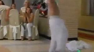 Парень танцует танец живота