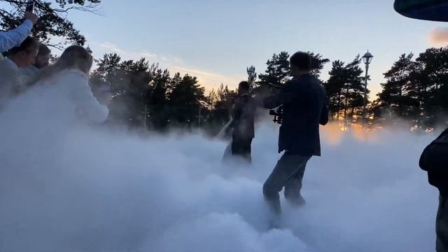 Тяжелый дым на первый танец молодых