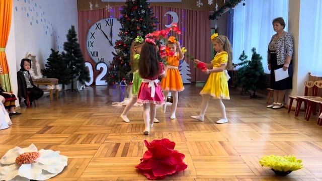 Танец цветов на новогоднем утреннике. Подготовительн? смотреть онлайн
